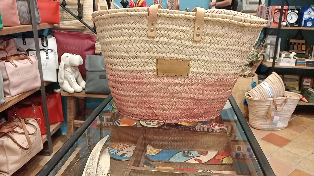 Medium-sized open basket with a gradient color.