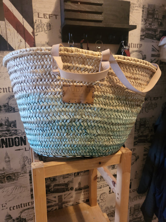 Medium-sized open basket with a gradient color.