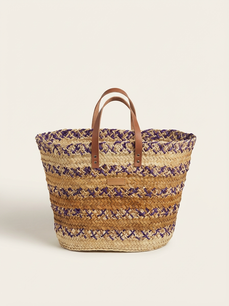 Cesta de fibras naturales con franjas en tonos violeta y asas de piel - Audali