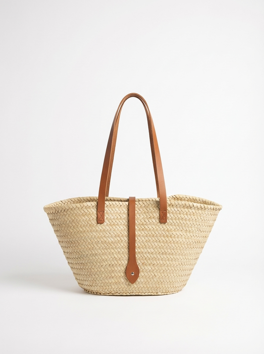 Cesta de fibras naturales con asas largas y cierre en piel