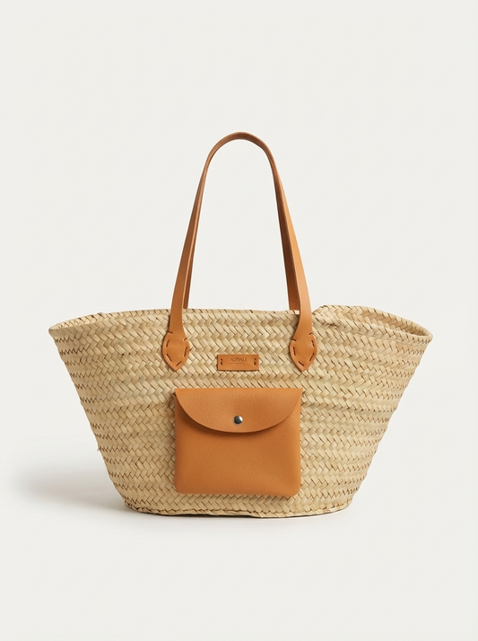 Cesta de fibras naturales con asas de piel en tono cuero